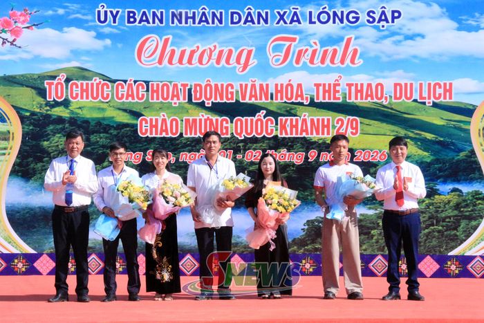 Lãnh đạo xã Lóng Sập tặng hoa tri ân các nhà tài trợ.