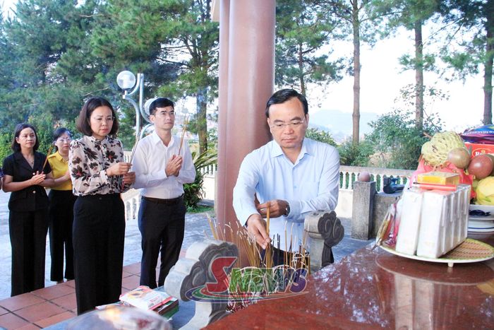 Đồng chí Phó Chủ tịch Thường trực UBND tỉnh dâng hương tại Di tích nơi Bác Hồ nói chuyện với cán bộ, công nhân Nông trường Mộc Châu.