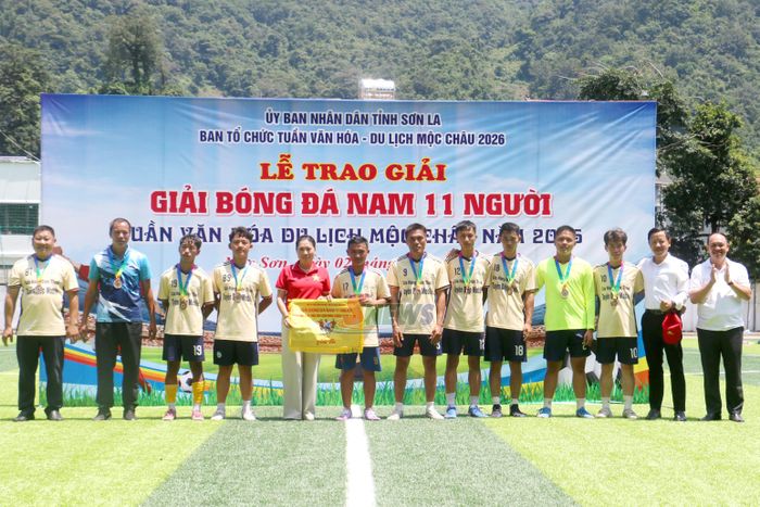 Ban tổ chức trao giải ba cho đội bóng phường Mộc Châu