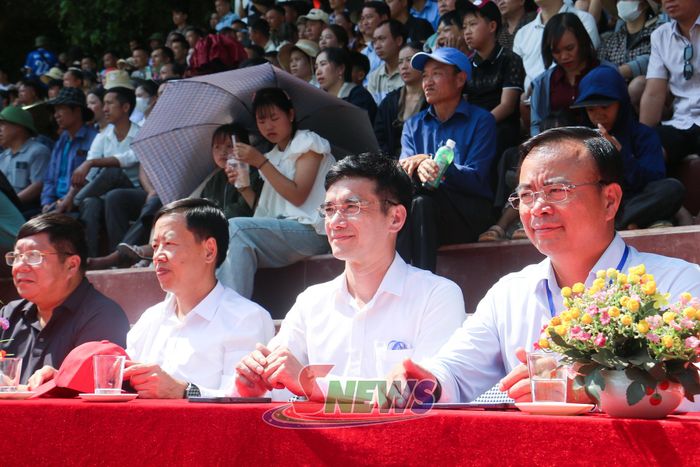 Các đại biểu dự lễ bế mạc Giải bóng đá nam 11 người