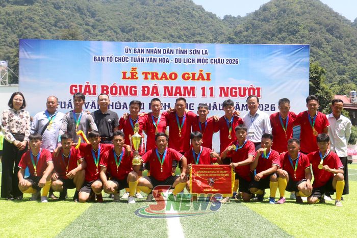 Ban tổ chức trao chức vô địch cho đội bóng xã Tân Yên