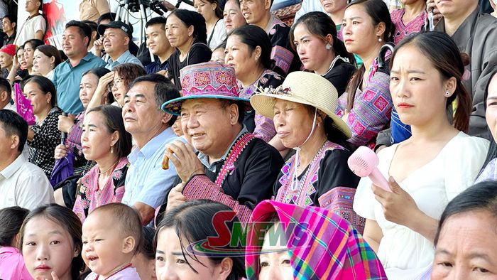 Nhân dân các xã đến cổ động cho đội bóng.