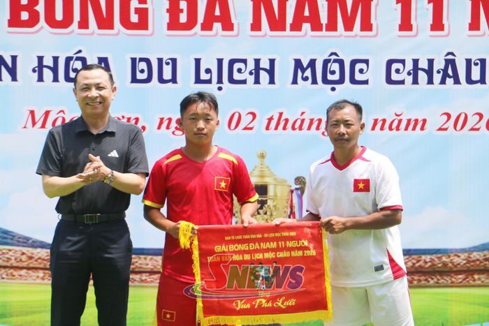 Đồng chí Trưởng ban Tổ chức tỉnh uỷ trao giải phụ cho các cầu thủ
