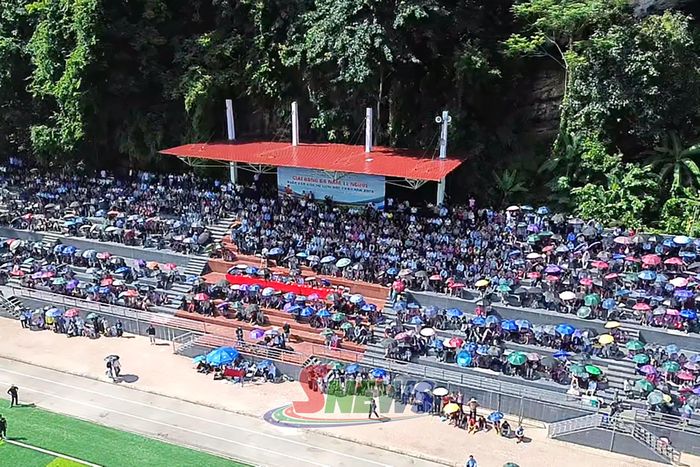 Đông đảo khán giả tới xem và cổ vũ