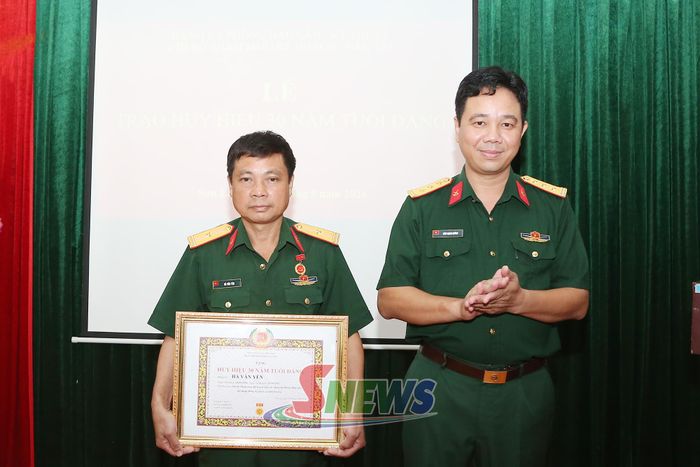 Lãnh đạo Đảng bộ Phòng Hậu cần - Kỹ thuật trao Huy hiệu 30 năm tuổi Đảng cho Thiếu tá Hà Văn Yên.
