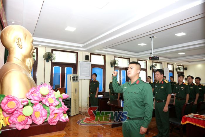 Chiến sĩ Lù Việt Cường đọc lời tuyên thệ tại buổi lễ.