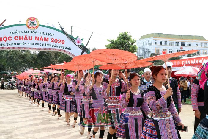 Đoàn diễu hành của đồng bào dân tộc Mông.