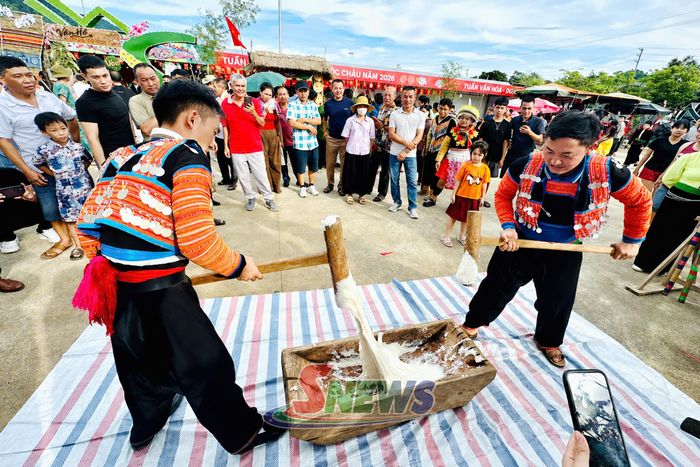 Hoạt động giã bánh dày của dân tộc Mông.
