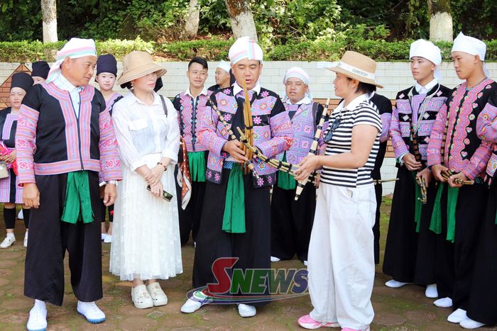 Du khách tìm hiểu khèn Mông.