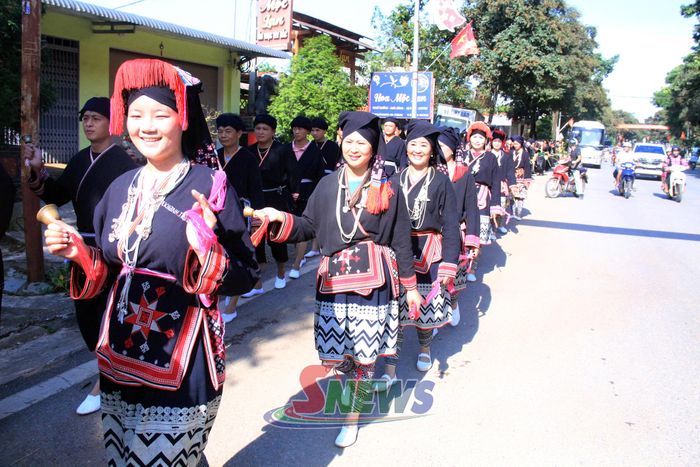 Đoàn diễu hành dân tộc Dao.