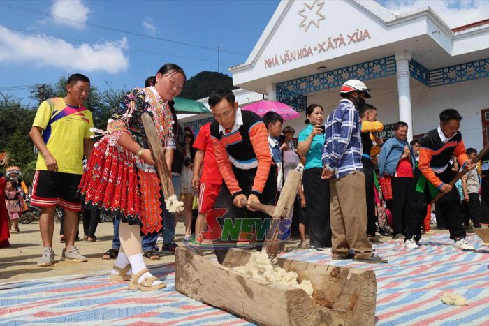 Phần thi giã bánh dày.