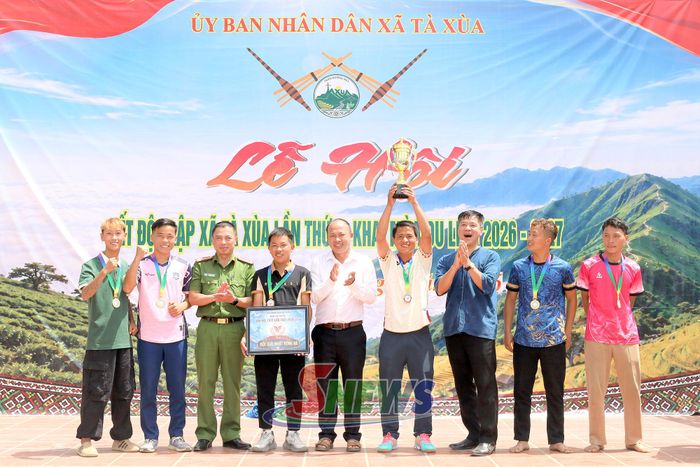 Ban tổ chức trao giải nhất bóng đá cho đội thi bản Chung Trinh.