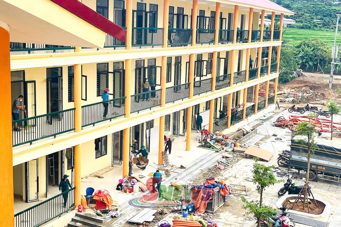 Các lực lượng được huy động để vệ sinh chuẩn bị cho khai giảng năm học mới 2026-2027.