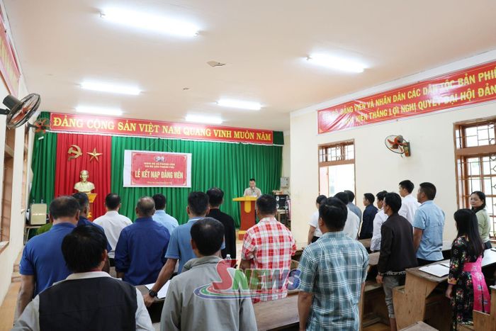 Kết nạp đảng viên ở Chi bộ bản Phiêng Phụ.