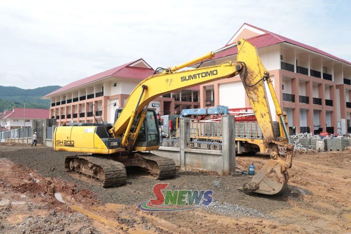 Thi công tuyến đường vào Trường Phổ thông nội trú Tiểu học và THCS Chiềng Khương.