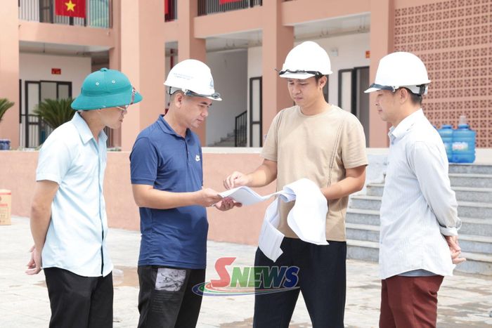 Cán bộ, kỹ sư giám sát công trình.