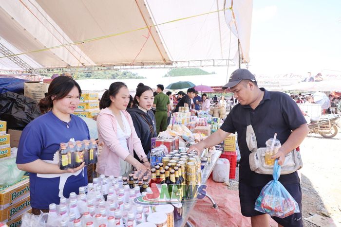 Gian hàng bán đồ gia dụng Lào, Thái Lan thu hút du khách mua sắm.