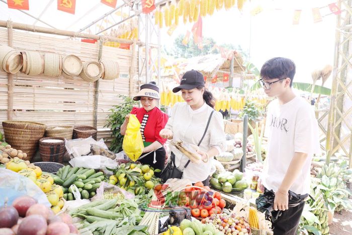 Du khách tham quan gian hàng bán nông sản địa phương.