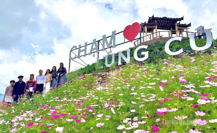 Du khách đến tham quan, trải nghiệm tại Công viên địa chất toàn cầu Cao nguyên đá Đồng Văn tăng cao trong dịp nghỉ lễ 2-9.