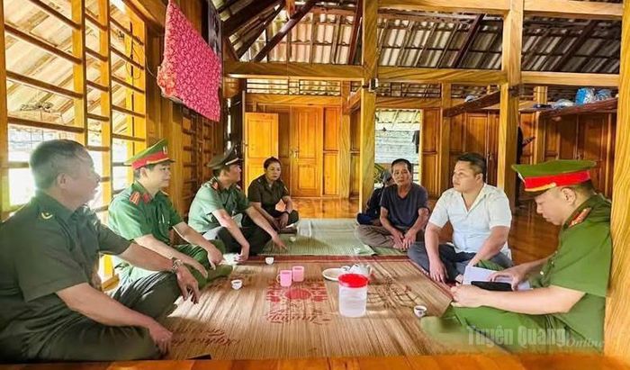 Công an xã Phú Linh tuyên truyền vận động, nâng cao hiểu biết pháp luật cho người dân tại thôn Bản Tha, xã Phú Linh.