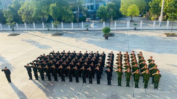 Đoàn viên, thanh niên Công an tỉnh thực hiện lễ chào cờ đặc biệt.