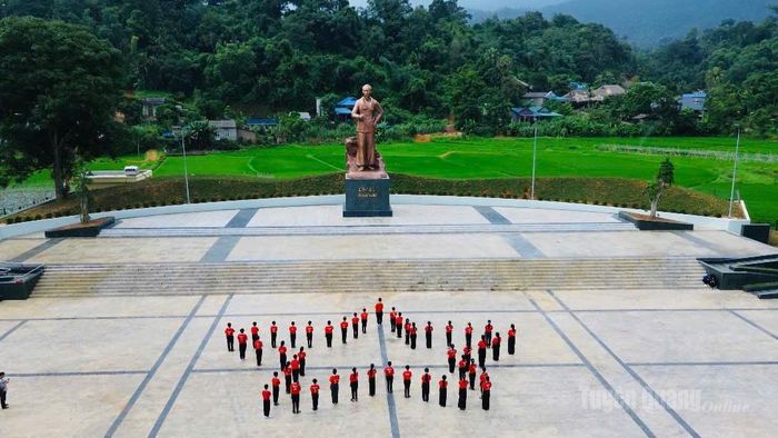 Đoàn xã Tân Trào tổ chức Lễ chào cờ cho đoàn viên, thanh niên, học sinh tại tượng đài Bác Hồ.