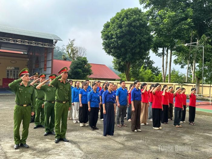 Đoàn xã Côn Lôn tổ chức lễ chào cờ.