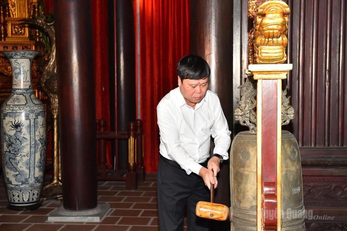 Đồng chí Mai Đức Thông, Giám đốc Báo và phát thanh, truyền hình Tuyên Quang thỉnh chuông khai lễ.