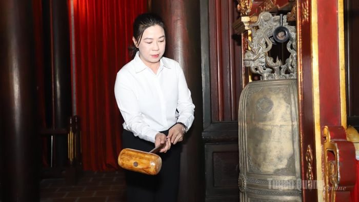 Đồng chí Lê Thị Kim Dung, Phó Bí thư Thường trực Tỉnh ủy, Trưởng Đoàn Đại biểu Quốc hội tỉnh thực hiện nghi thức thỉnh chuông khai lễ.
