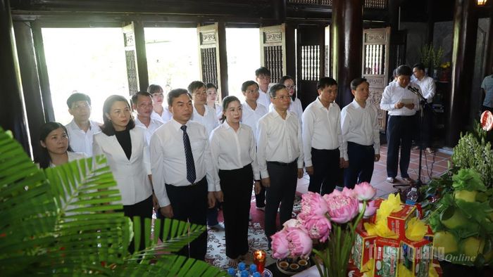 Các đồng chí lãnh đạo tỉnh dâng hương tưởng nhớ Chủ tịch Hồ Chí Minh.