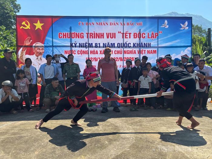 Trò chơi đẩy gậy tại ngày Tết Độc lập.