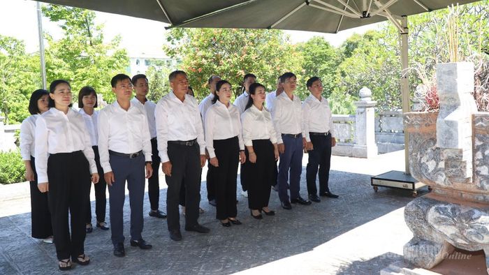 Đoàn đại biểu Đảng uỷ các cơ quan Đảng tỉnh dâng hương tưởng nhớ Chủ tịch Hồ Chí Minh.