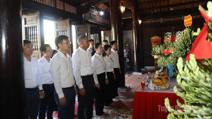 Đoàn đại biểu Đảng uỷ các cơ quan Đảng tỉnh dâng hương tưởng nhớ Chủ tịch Hồ Chí Minh.