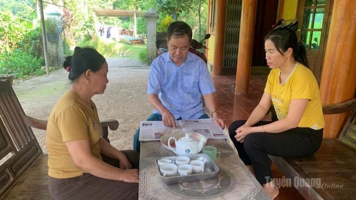 Ông Ma Văn Lập, NCUT thôn Chuông đến từng hộ gia đình tuyên truyền, vận động Nhân dân thực hiện các chủ trương, chính sách, pháp luật, phát triển kinh tế.