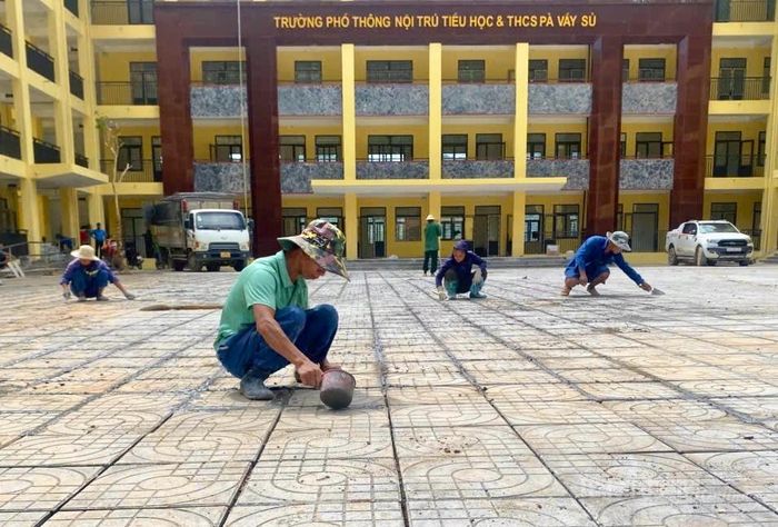 Các công đoạn cuối cùng hạng mục sân Trường Phổ thông nội trú liên cấp xã Pà Vầy Sủ đang được hoàn thiện.