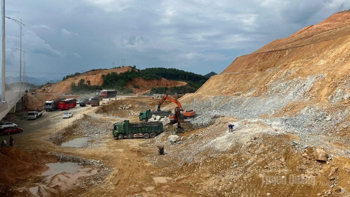 Trên tuyến Cao tốc Tuyên Quang - Hà Giang, nhiều máy móc thi công khu vực nút giao km34 qua quốc lộ 2.
