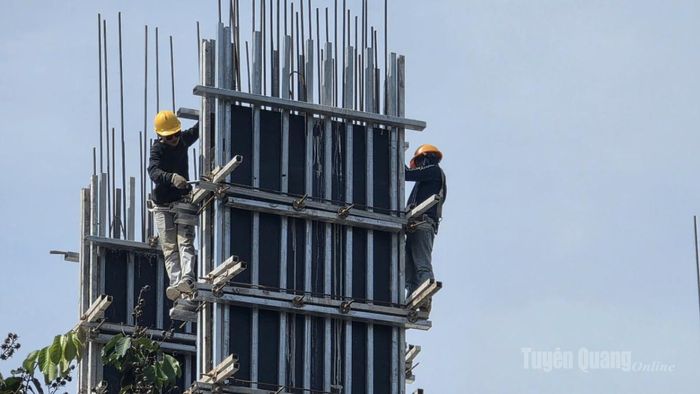 Giữa thời tiết nắng nóng, các công nhân đang thi công phần cốt thép các cột trụ Dự án xây dựng Rạp tháng 8.