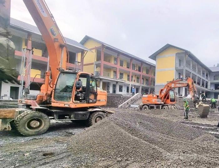 Hạng mục sân trường Phổ thông nội trú liên cấp Tiểu học và THCS Phố Bảng đang được khẩn trương hoàn thành trước năm học mới.