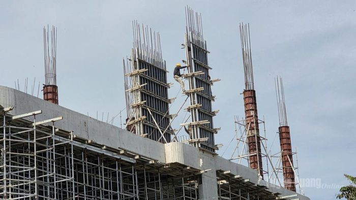 Công nhân trên công trình Dự án xây dựng Rạp Tháng 8 và các dịch vụ văn hoá tại phường Minh Xuân vẫn tích cực làm việc.