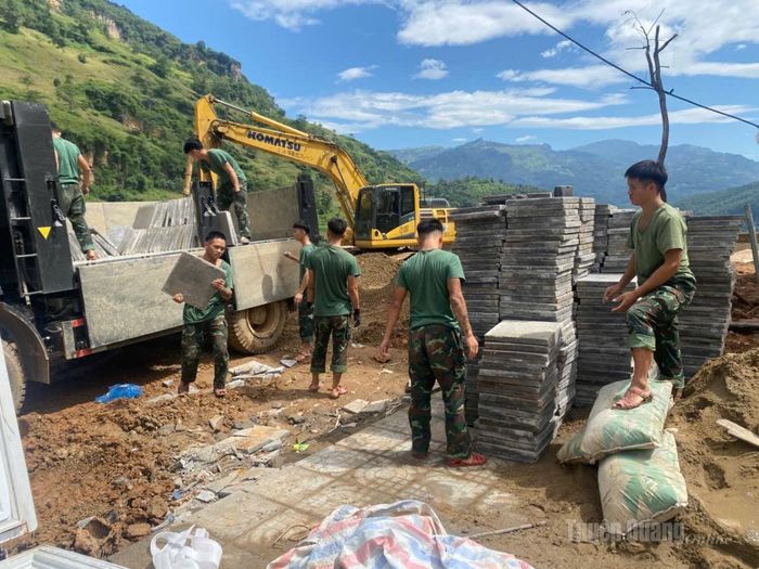 Lực lượng vũ trang được huy động hỗ trợ một số công việc để đẩy nhanh tiến độ thi công Trường Phổ thông nội trú liên cấp xã Pà Vầy Sủ.