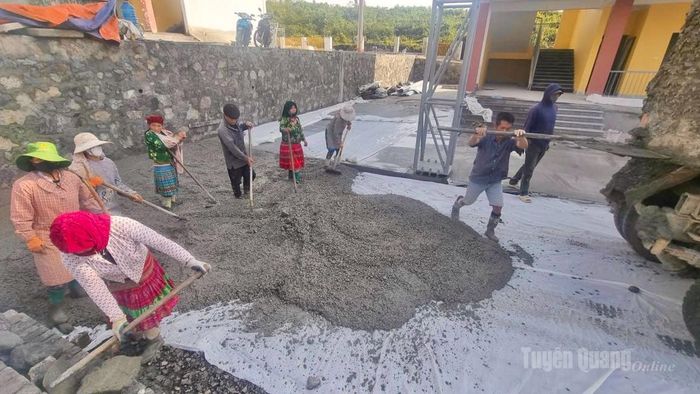 Nhà thầu thi công Trường Phổ thông nội trú liên cấp Tiểu học và THCS Phố Bảng duy trì khoảng 300 công nhân trên công trường trong những ngày nghỉ lễ.