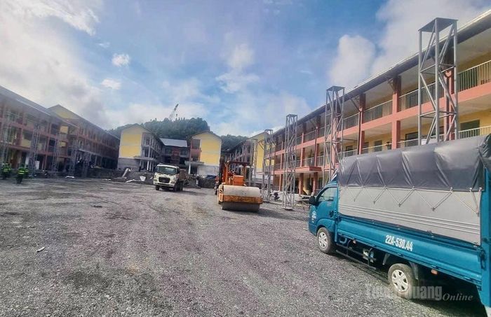 Máy móc, nhân công không nghỉ trên công trình xây dựng Trường Phổ thông nội trú liên cấp tại xã Phố Bảng.