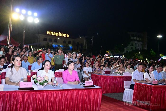 Lãnh đạo tỉnh và các đại biểu dự chương trình.