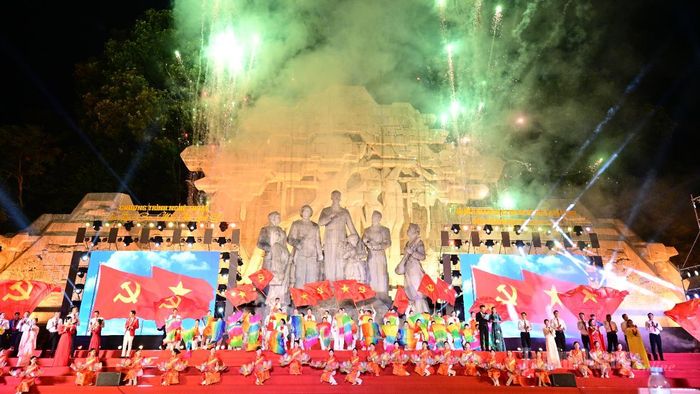 Như có Bác Hồ trong ngày vui đại thắng.
