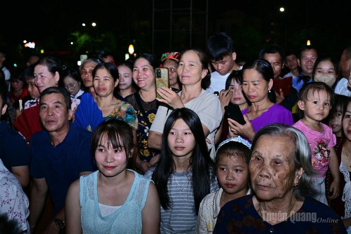 Đông đảo nhân dân, du khách tới xem chương trình.