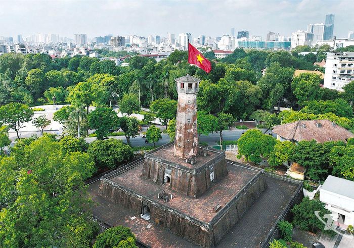 Cột cờ Hà Nội, biểu tượng thiêng liêng của độc lập, tự do và khát vọng vươn lên của dân tộc Việt Nam.