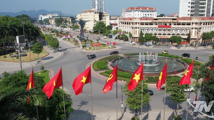 Trung tâm tỉnh Thái Nguyên rực rỡ cờ hoa đón Tết Độc lập.