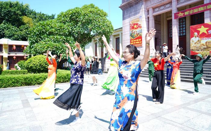 Các cựu chiến binh Chi hội 9, Hội Hữu nghị Việt Nam – Lào tỉnh Thái Nguyên biểu diễn văn nghệ phục vụ nhân dân dịp Quốc khánh 2-9.