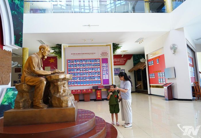Chị Vũ Thủy Tiên, xã Phú Lương và con gái tại Bảo tàng Lực lượng vũ trang Việt Bắc Quân khu 1.