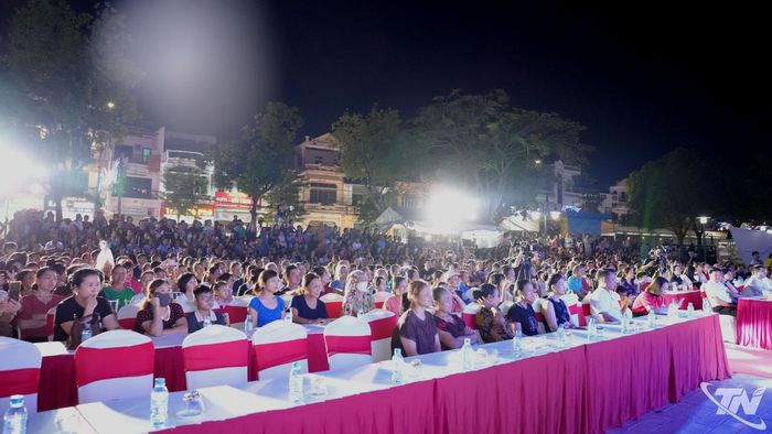 Đông đảo nhân dân đến thưởng thức chương trình văn nghệ.